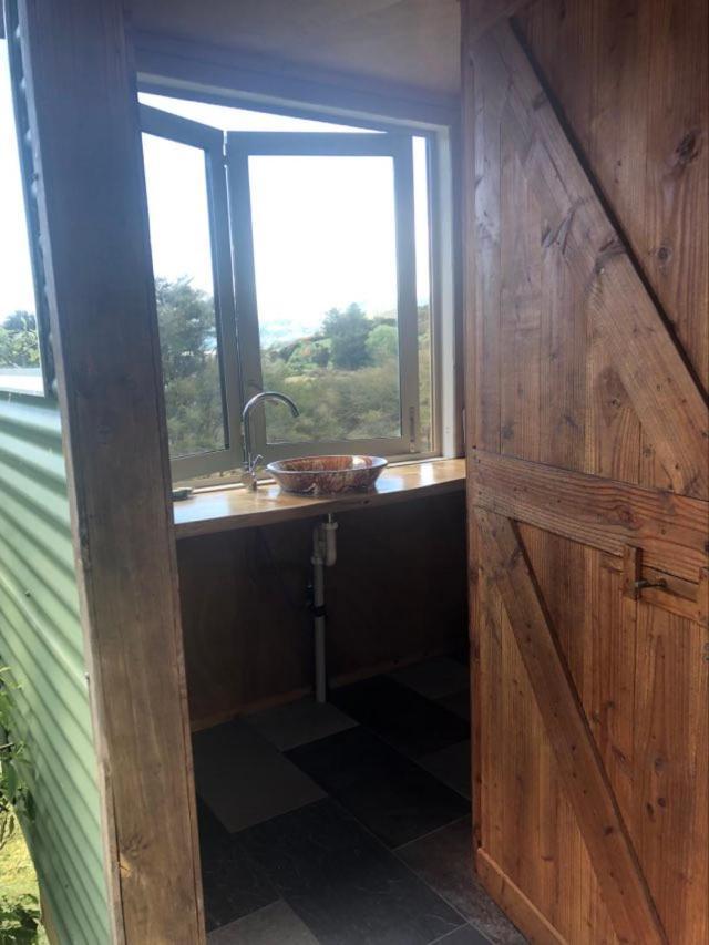 Sunrise Cabin At First Light Rangihaeata Retreat ทาคาคา ภายนอก รูปภาพ